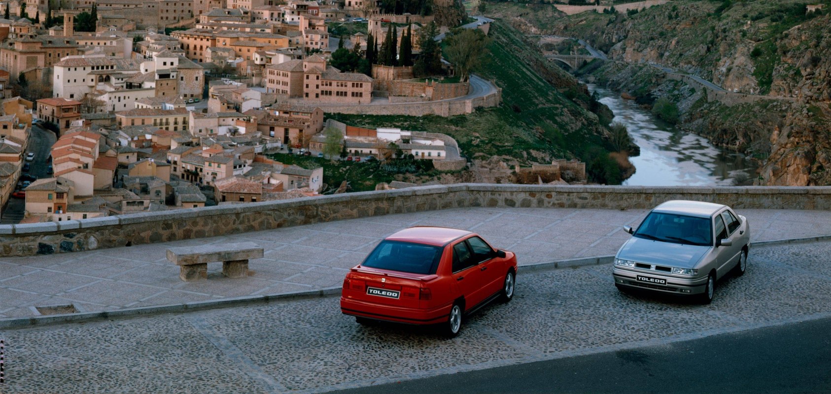 SEATi brändi ajalugu 1990ndatel - SEAT Toledo sedaanid Toledo linnas