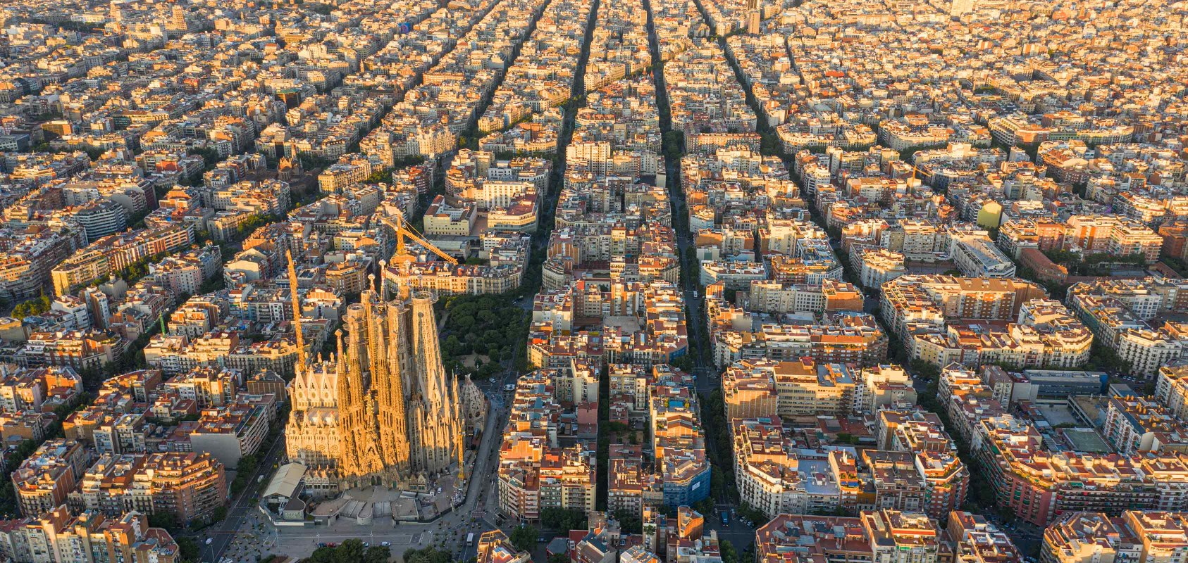Vaade õhust Barcelona kesklinnale, mille keskel asub Eixample’i linnaosa ja Sagrada Familia kirik – SEAT, elu täis loomisrõõmu