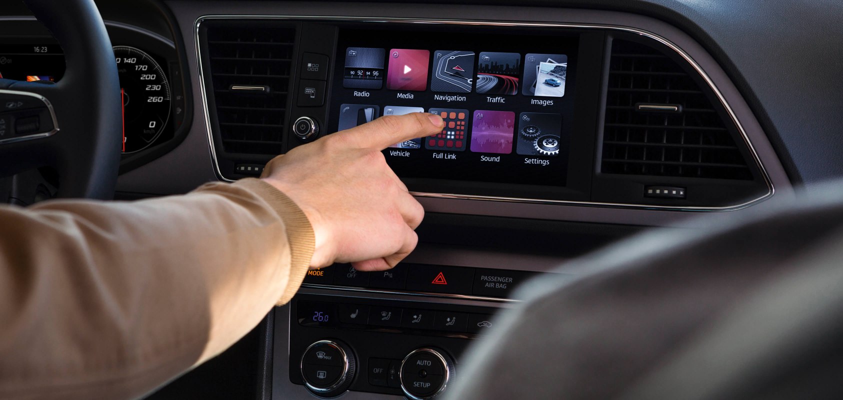 SEAT uue auto teenindus, teenused ja hooldus – sõidab vajutades navigatsioonisüsteemi Navi System nuppu puuteekraanil