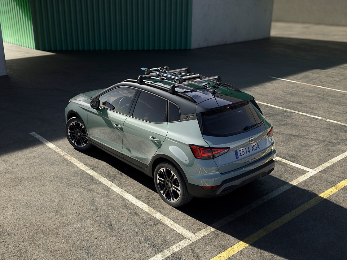 SEAT Arona katusele paigaldatud suusahoidja