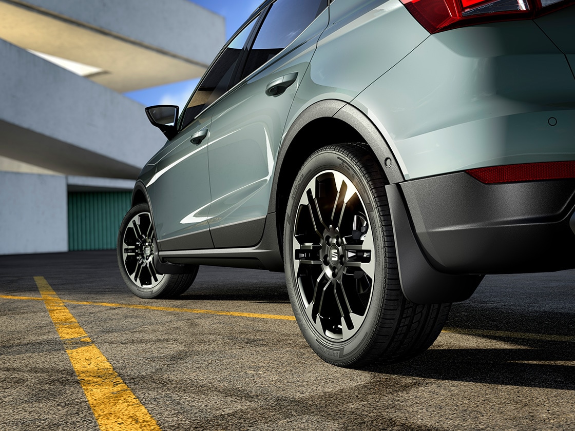 SEAT Arona koos musta värvi eesmiste ja tagumiste porikummidega, mis kaitsevad autot ja teevad selle välimuse stiilsemaks.