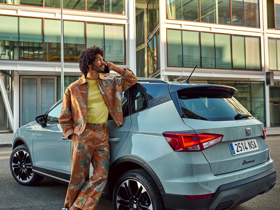 Tüdruk kasutab oma nutitelefonis Seati kaugjuhtimisfunktsioone