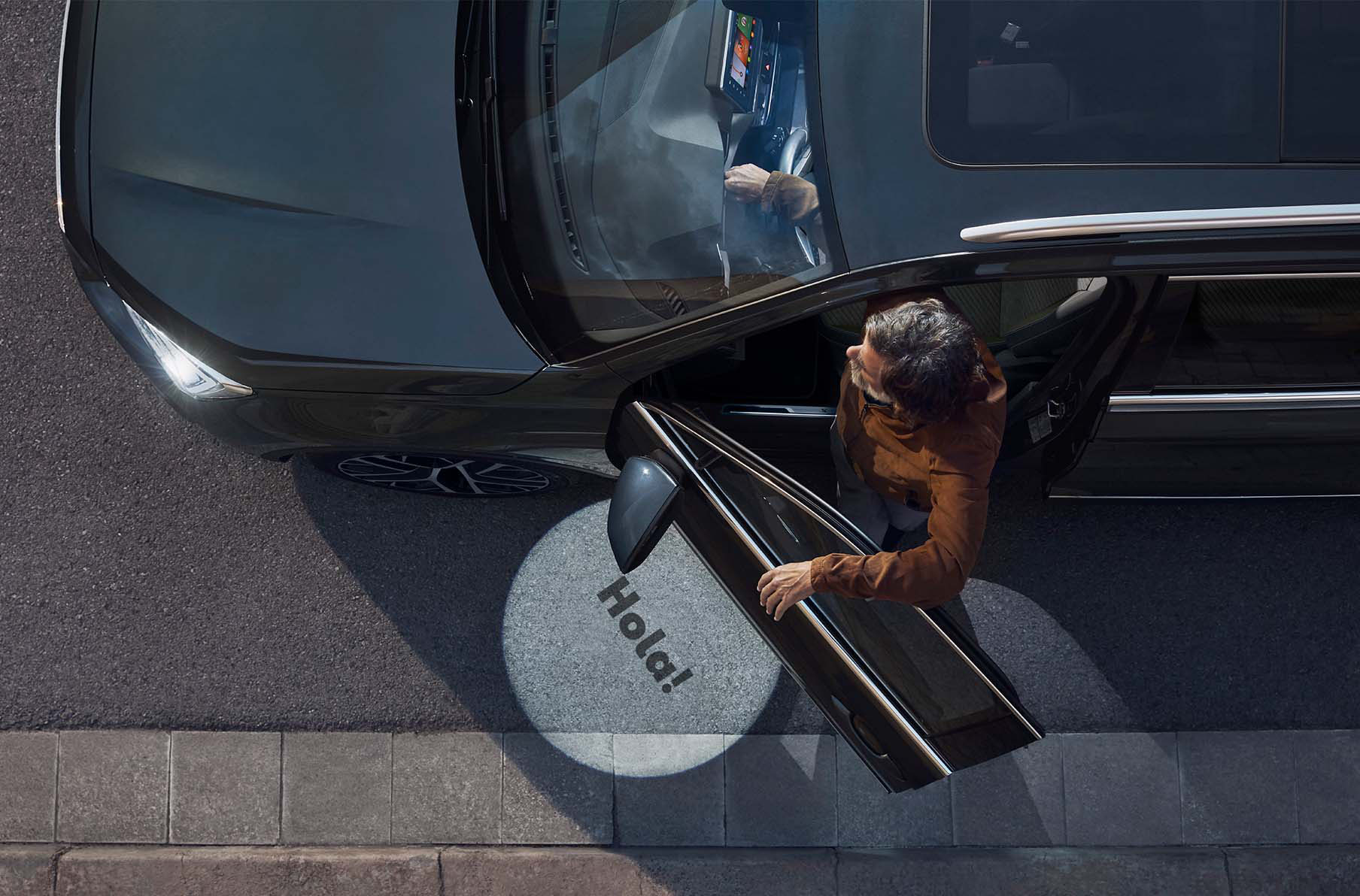 Drooni vaade mehele, kes siseneb uue SEAT Tarraco XPERIENCE’i salongi