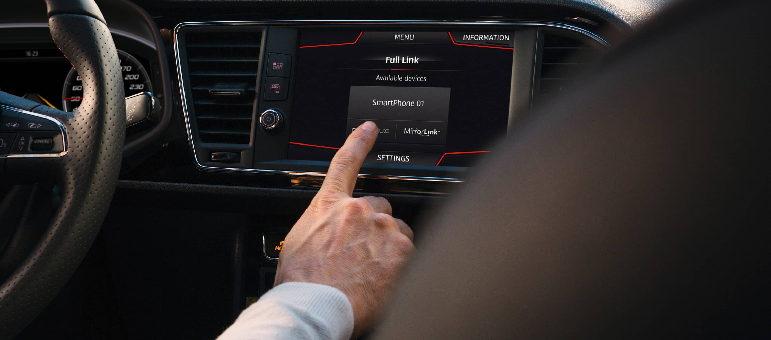 MirrorLinki abil nutitelefoniga ühendatud auto. Äpid digitaalsel armatuurlaual