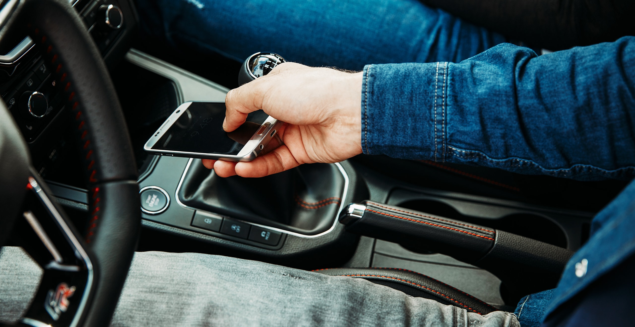 SEAT Full Link ja nutitelefoni juhtmevaba laadija ühendatud autos