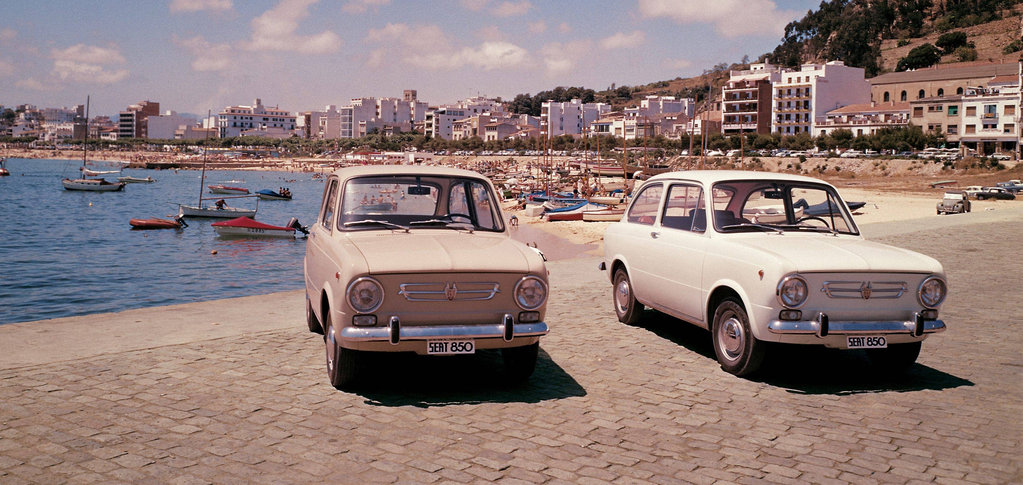 SEATi brändi ajalugu 1960ndatel eksport - SEAT 850 autod rannaäärsel pildil