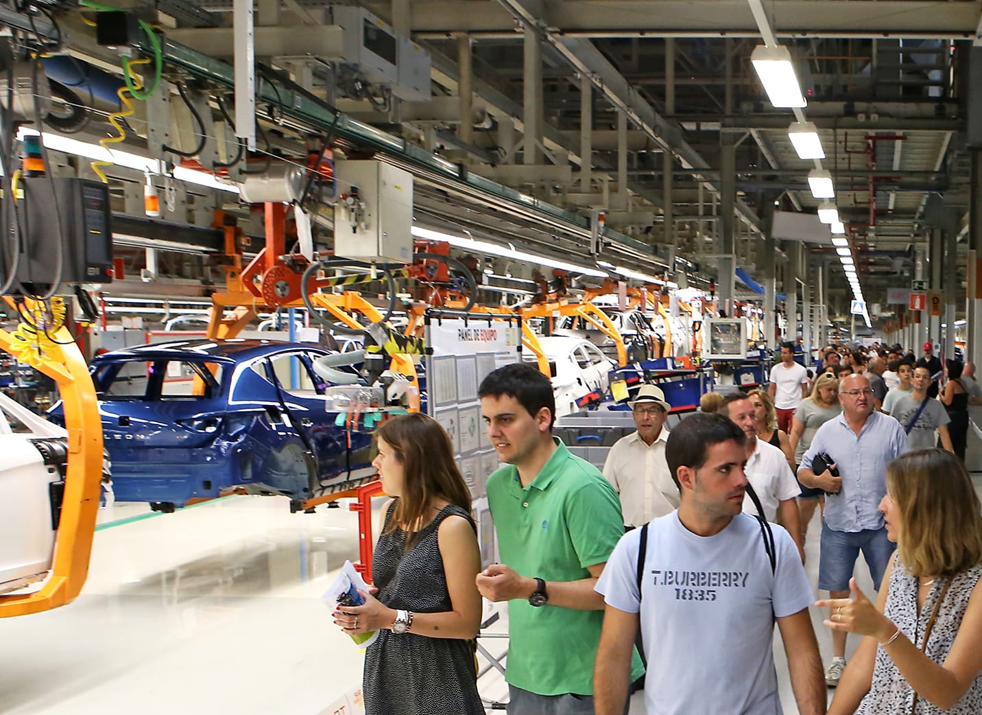 Rühm inimesi ringkäigul SEATi Martorelli tehases – SEAT tööandjana, kultuur