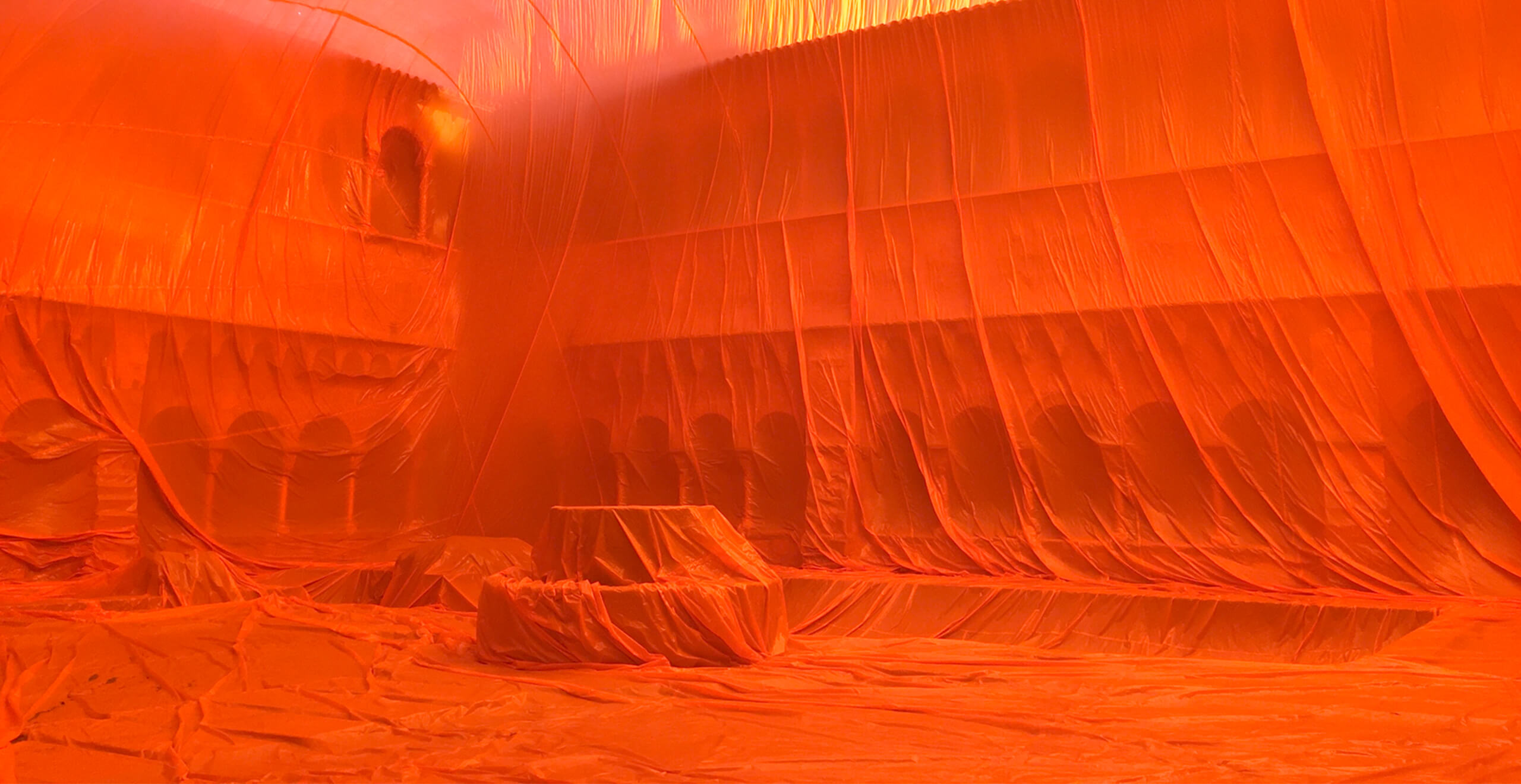 Üleni oranži linaga kaetud suur ruum – SEAT, loodud Barcelonas