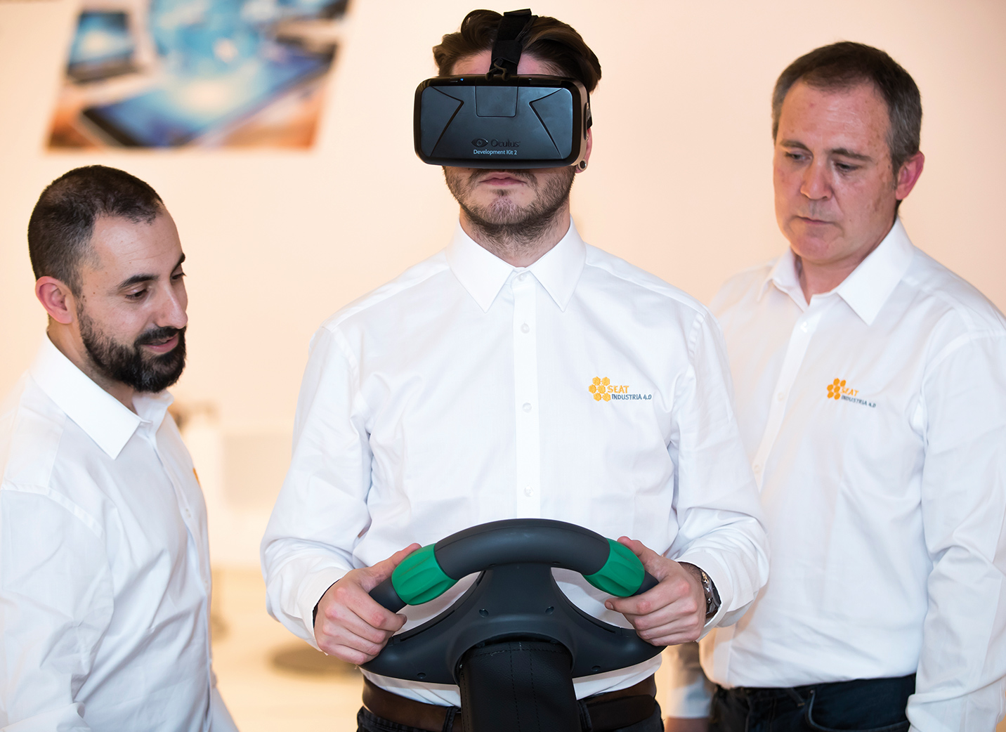 Kolm SEATi töötajat koolitusel, kasutamas virtuaalreaalsuse peakomplekti ja rooli