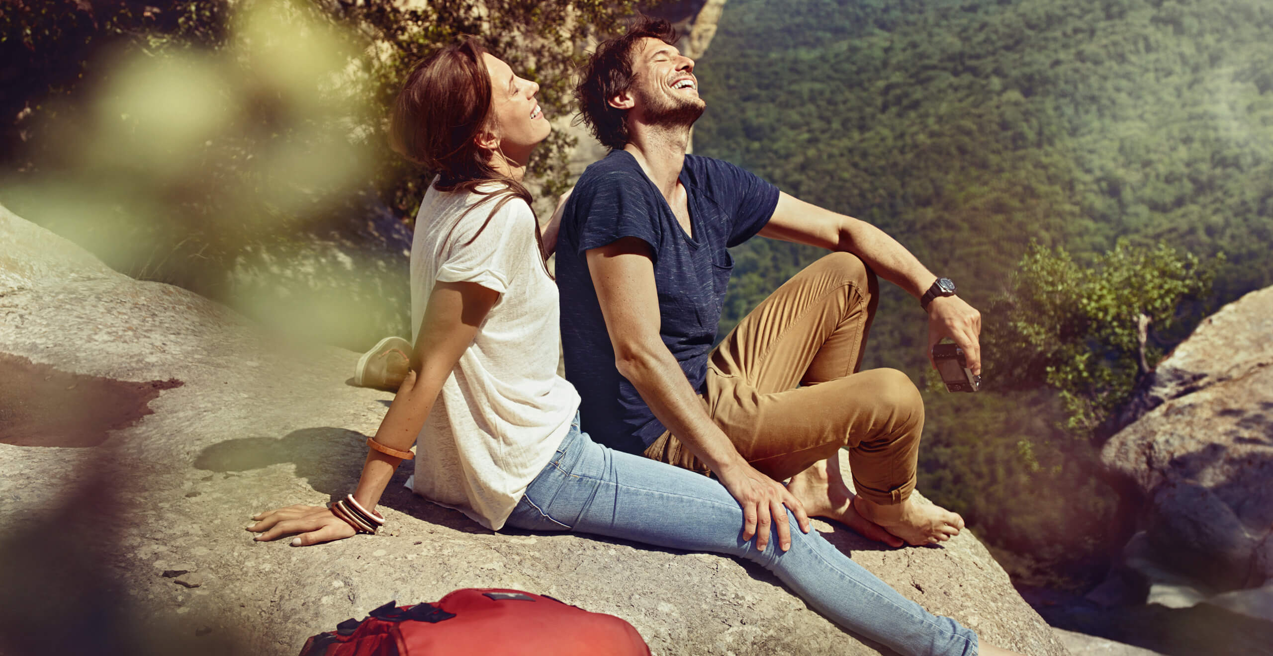 SEAT uue auto teenindus, hooldus, tehnoülevaatus – mees ja naine võtavad päikest istudes mägedes kivil