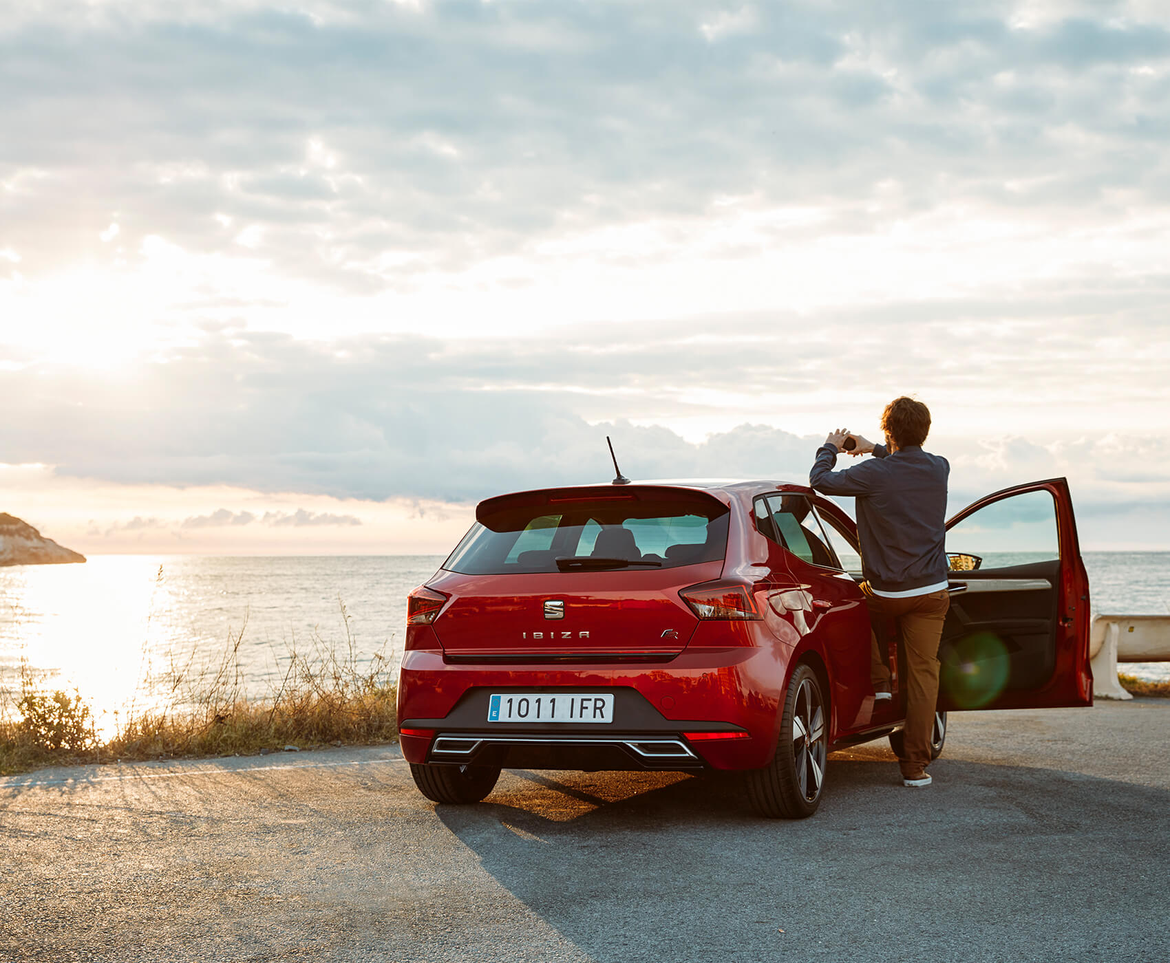 SEAT new car services and maintenance – SEAT Ibiza man taking a photo of the sea out of the open door