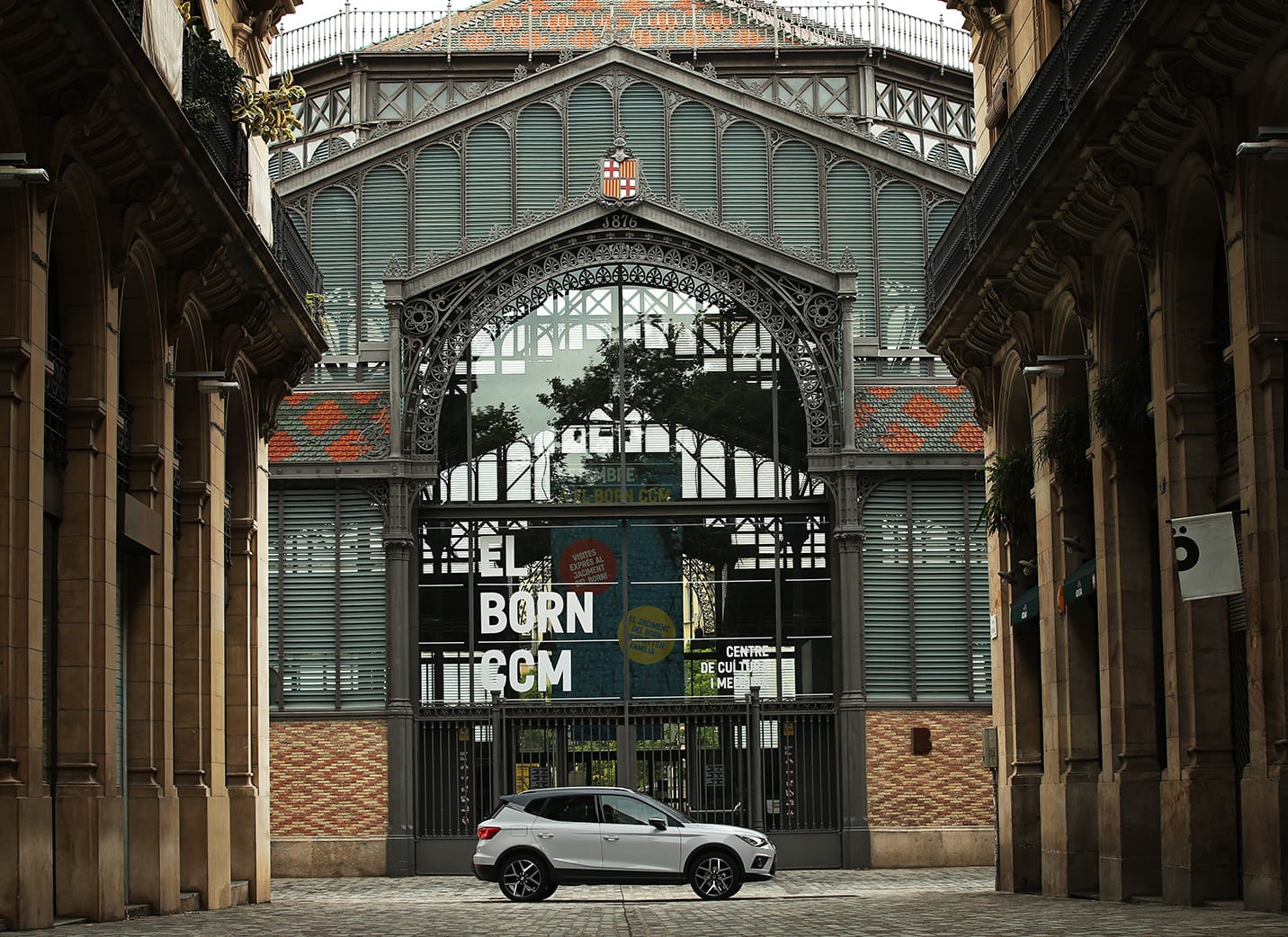 Linnamaastur SEAT Arona kultuurikeskuse El Born Centro Cultural ees Barcelonas – SEAT tööandjana